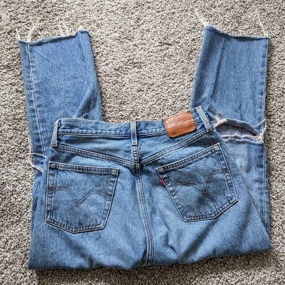 Distressed Levi Frayed Hem Jeans - Picture 8 of 8